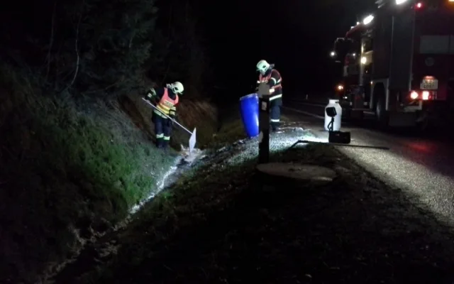 Kamion zaseknutý v příkopě zaměstnal hasiče na téměř šest hodin. Foto: HZSLK