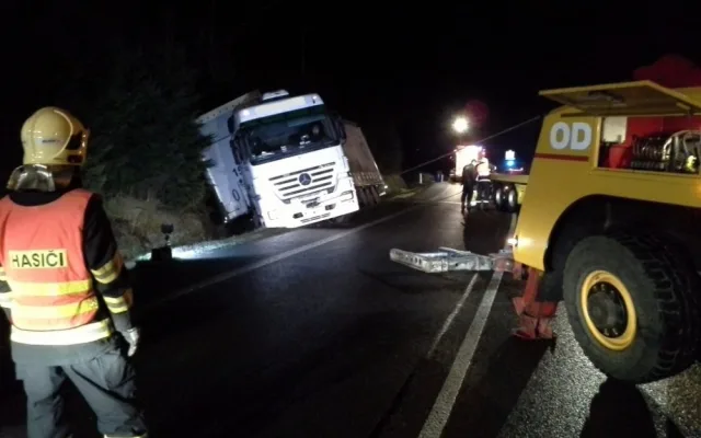 Kamion zaseknutý v příkopě zaměstnal hasiče na téměř šest hodin. Foto: HZSLK
