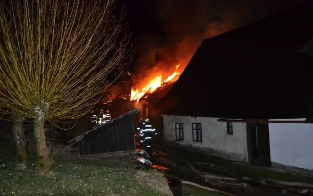 Při nočním požáru statku uhořely dvě krávy. Foto: HZSLK