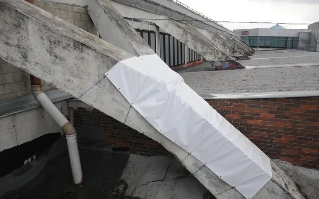 Chátrající aréna. Foto: Jan Král