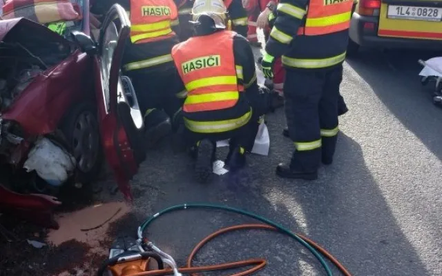 Náraz do stromu stál život čtyřiašedesátiletého muže. Foto: HZSLK