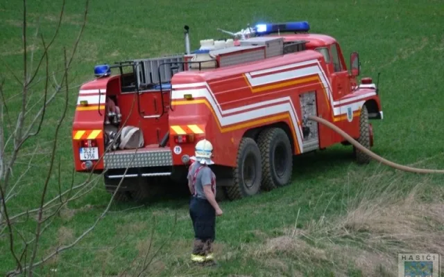 Hořící louka zpomalila železniční dopravu v Hrádku. Foto: Hasiči Hrádek nad Nisou