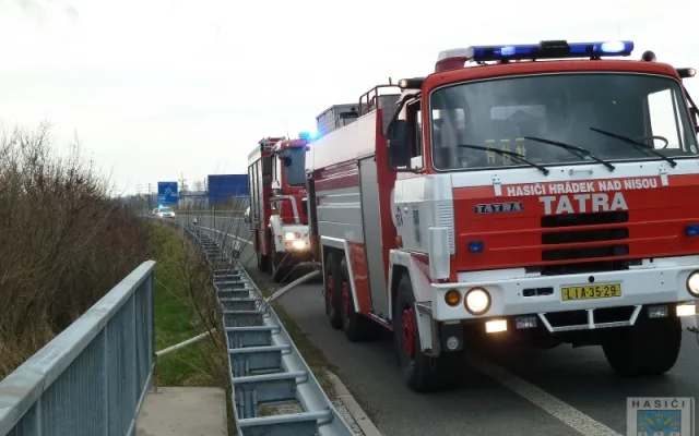 Hořící louka zpomalila železniční dopravu v Hrádku. Foto: Hasiči Hrádek nad Nisou