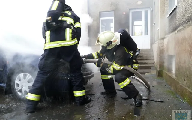 V Hrádku hořela Octavie. Její majitel skončil v nemocnici. Foto: Hasiši Hrádek nad Nisou