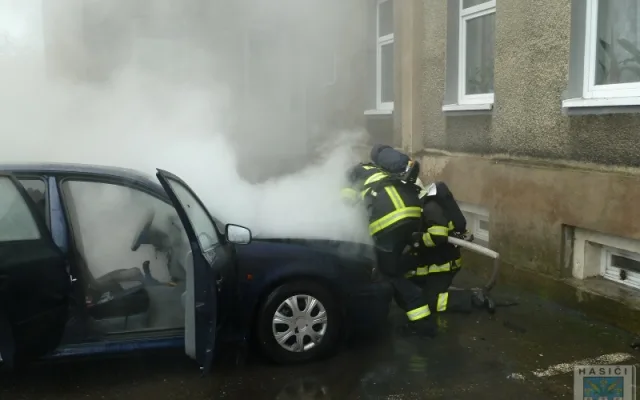 V Hrádku hořela Octavie. Její majitel skončil v nemocnici. Foto: Hasiši Hrádek nad Nisou
