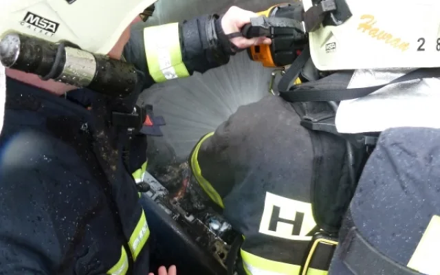 V Hrádku hořela Octavie. Její majitel skončil v nemocnici. Foto: Hasiši Hrádek nad Nisou