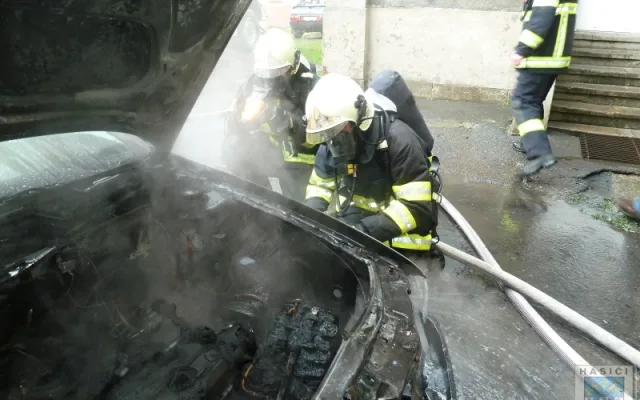 V Hrádku hořela Octavie. Její majitel skončil v nemocnici. Foto: Hasiši Hrádek nad Nisou