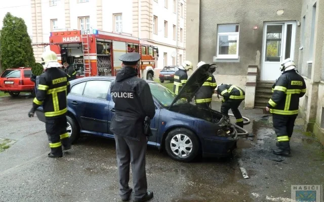 V Hrádku hořela Octavie. Její majitel skončil v nemocnici. Foto: Hasiši Hrádek nad Nisou