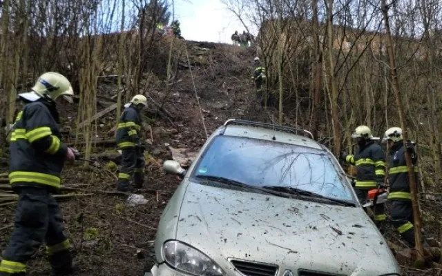 Renault se zastavil až pod třicetimetrovým srázem. Foto: HZSLK