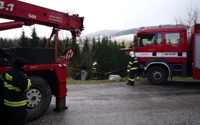 Renault se zastavil až pod třicetimetrovým srázem. Foto: HZSLK