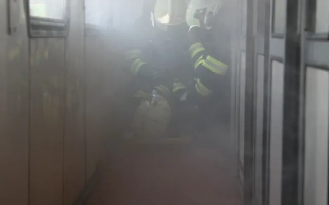 Hasiči trénovali záchranu osob z hořícího vagónu. Foto: HZSLK
