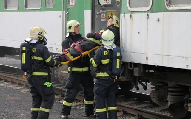 Hasiči trénovali záchranu osob z hořícího vagónu. Foto: HZSLK