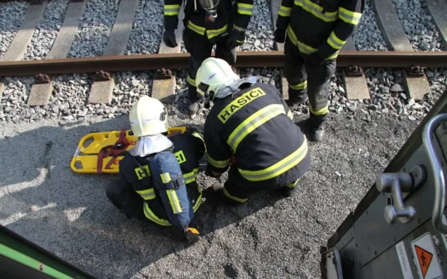 Hasiči trénovali záchranu osob z hořícího vagónu. Foto: HZSLK