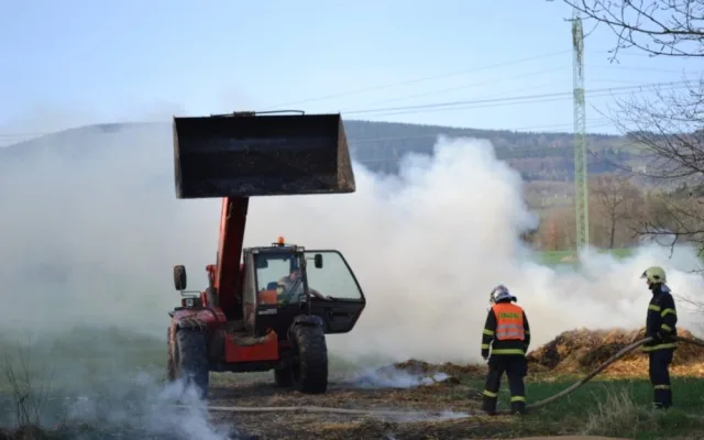 Desítky hasičů zaměstnal hořící sklad slámy na Českodubsku. Foto: HZSLK