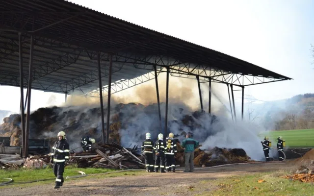 Desítky hasičů zaměstnal hořící sklad slámy na Českodubsku. Foto: HZSLK