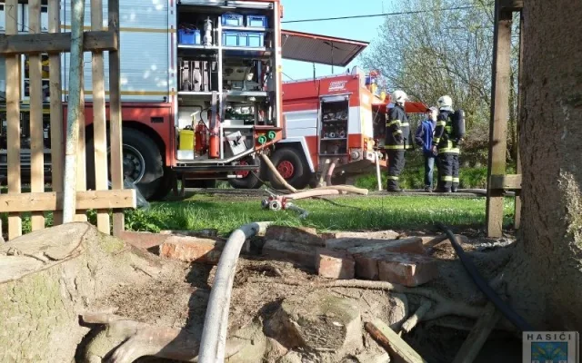 V Oldřichově na Hranicích hořel dům, jeden člověk se popálil. Foto: Hasiči Hrádek nad Nisou