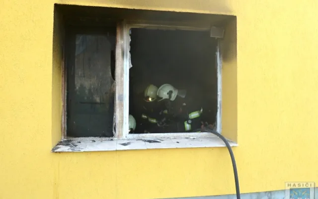V Oldřichově na Hranicích hořel dům, jeden člověk se popálil. Foto: Hasiči Hrádek nad Nisou