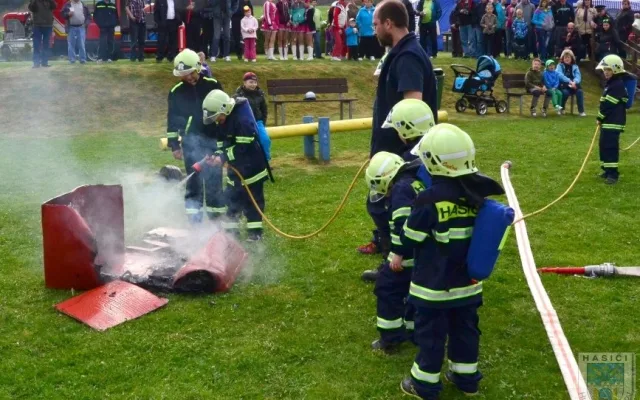 Hasičská omladina si nezadá s dospělými kolegy. Foto: Hasiči Hrádek nad Nisou