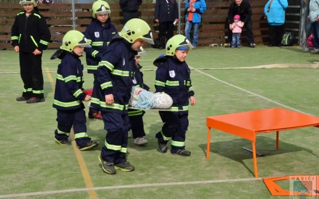 Hasičská omladina si nezadá s dospělými kolegy. Foto: Hasiči Hrádek nad Nisou