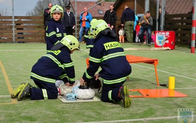 Hasičská omladina si nezadá s dospělými kolegy. Foto: Hasiči Hrádek nad Nisou