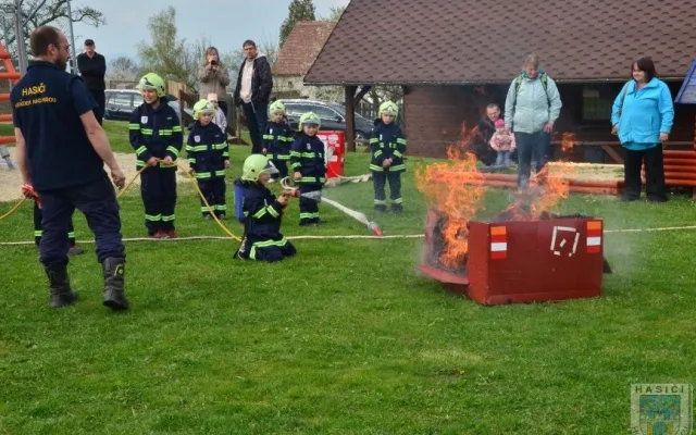 Hasičská omladina si nezadá s dospělými kolegy. Foto: Hasiči Hrádek nad Nisou