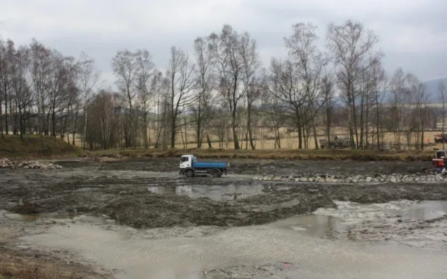 Nyní se pracuje na úpravách rybníku