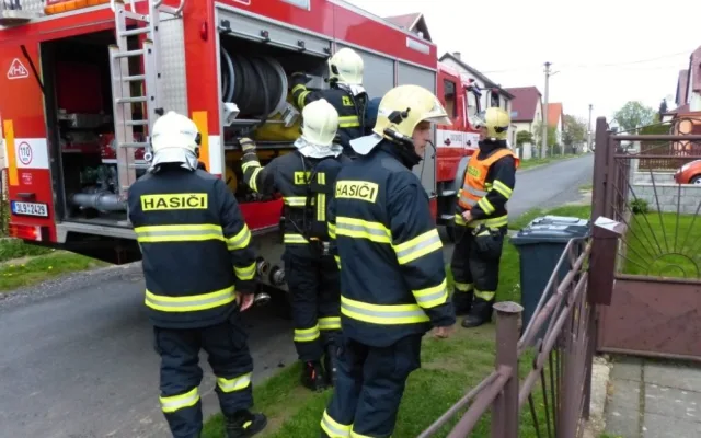 Hasiči v Machníně. Foto: HZS LK