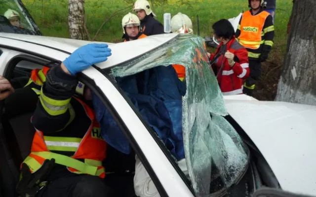 Vážná nehoda u Hrádku, řidič zůstal zaklíněn v autě. Foto: HZSLK