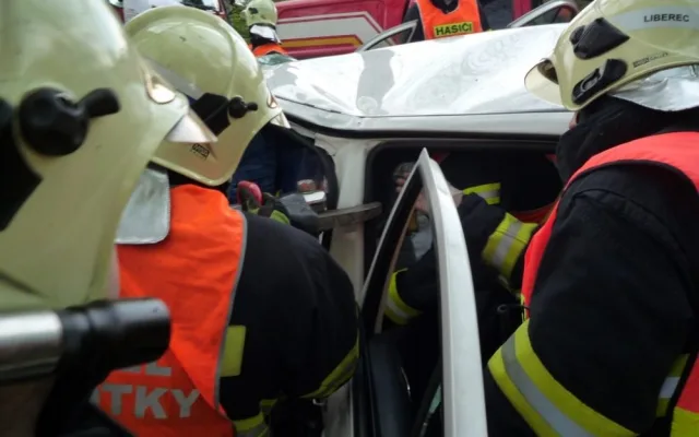 Vážná nehoda u Hrádku, řidič zůstal zaklíněn v autě. Foto: HZSLK