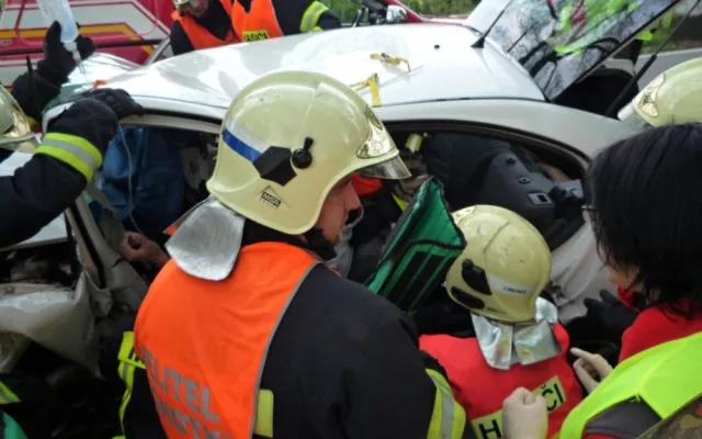 Vážná nehoda u Hrádku, řidič zůstal zaklíněn v autě. Foto: HZSLK