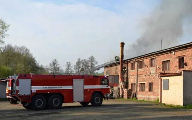 Padesát hasičů bojovalo v sobotu s požárem rozlehlého objektu. Foto: HZSLK