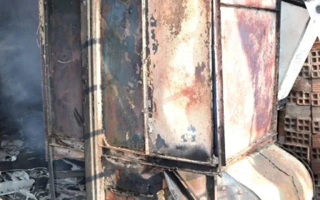 Padesát hasičů bojovalo v sobotu s požárem rozlehlého objektu. Foto: HZSLK