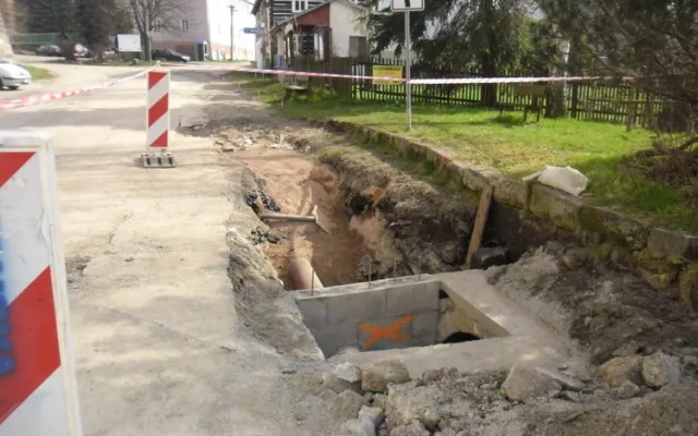 Kraj opravuje silnici k hranici s Německem. Hotovo bude ještě letos. Foto: Kraj-lbc.cz