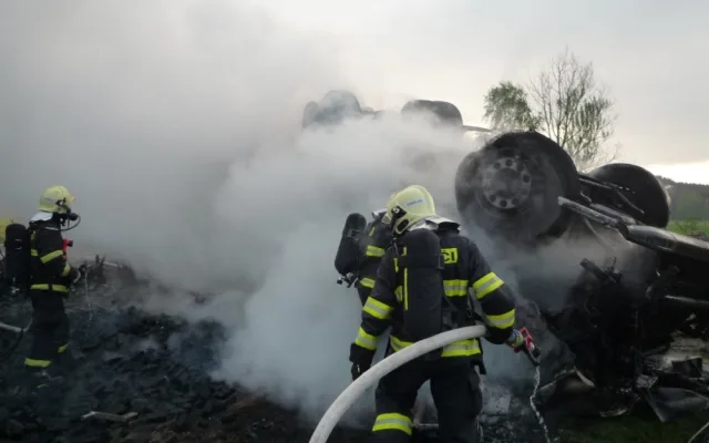 Kamion plně naložený briketami lehl popelem. Foto: HZSLK