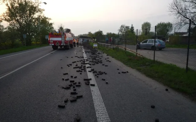 Kamion plně naložený briketami lehl popelem. Foto: HZSLK