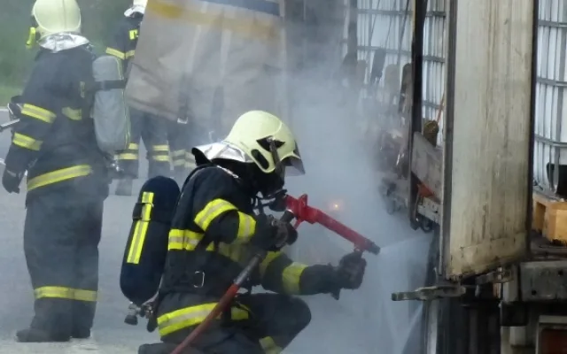 Požár kamionu komplikoval dopravu na Liberecku. Foto: HZSLK