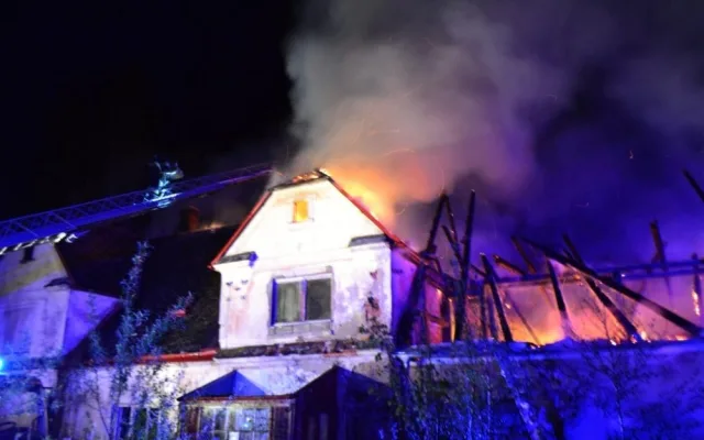 V Dolní Řasnici hořel statek. Požár zaměstnal desítky hasičů. Foto: HZSLK