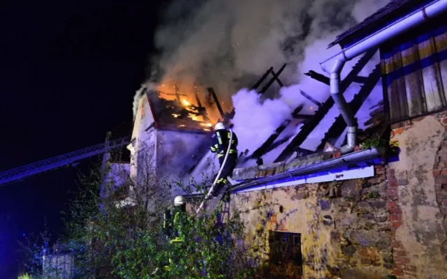 V Dolní Řasnici hořel statek. Požár zaměstnal desítky hasičů. Foto: HZSLK