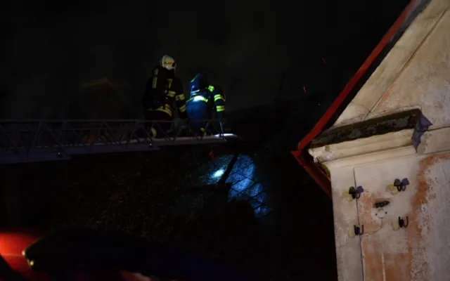 V Dolní Řasnici hořel statek. Požár zaměstnal desítky hasičů. Foto: HZSLK