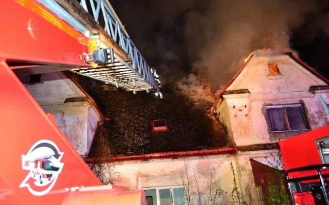 V Dolní Řasnici hořel statek. Požár zaměstnal desítky hasičů. Foto: HZSLK