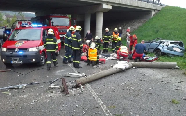 Těžká nehoda u Jeřmanic si vyžádala dvě vážná zranění. Foto: HZSLK