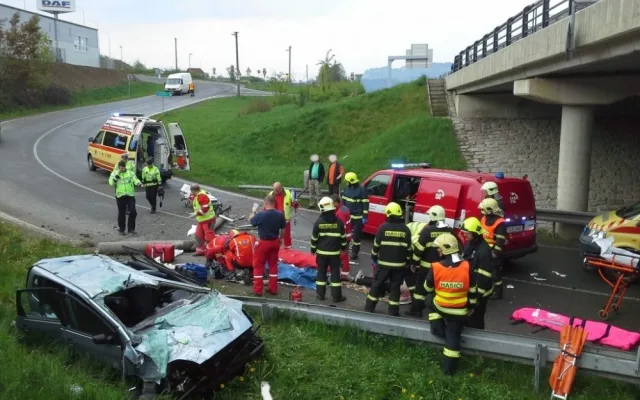 Těžká nehoda u Jeřmanic si vyžádala dvě vážná zranění. Foto: HZSLK
