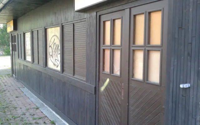Vchod do restaurace. Dveře i okna jsou zatlučená