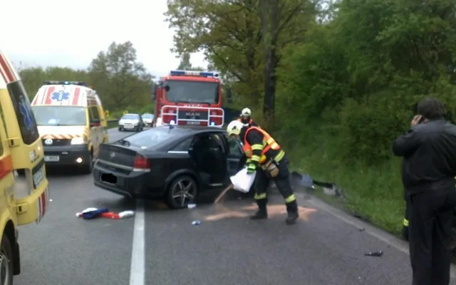 Vážná nehoda ve směru na Hradec si vyžádala čtyři zraněné. Foto: HZSLK