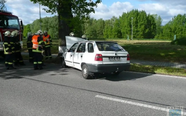 Hlavní tah na Žitavu blokovala v sobotu nehoda Felicie. Foto: Hasiči Hrádek nad Nisou