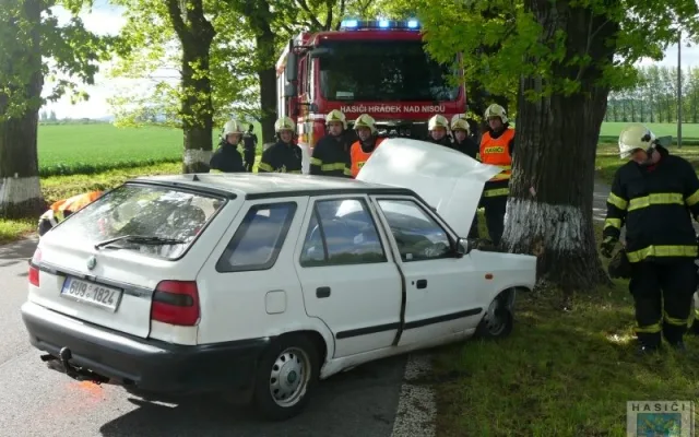 Hlavní tah na Žitavu blokovala v sobotu nehoda Felicie. Foto: Hasiči Hrádek nad Nisou