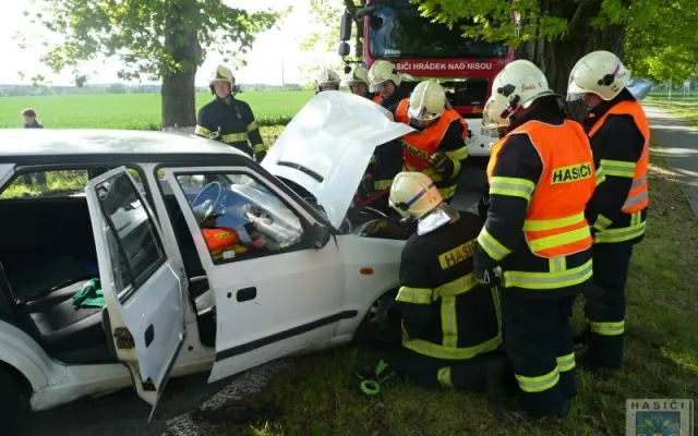 Hlavní tah na Žitavu blokovala v sobotu nehoda Felicie. Foto: Hasiči Hrádek nad Nisou