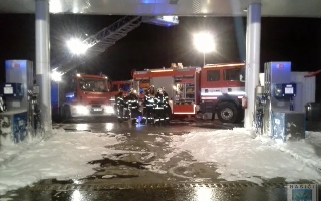 O požáru se hasiči dozvěděli krátce po půlnoci. Foto: Hasiči Hrádek nad Nisou