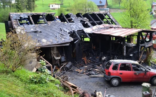 Požár na Semilsku, plameny pohltily stodolu i automobil. Foto: HZSLK