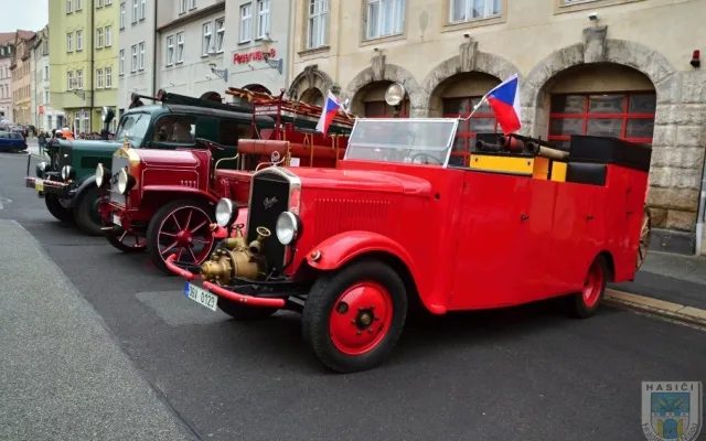 Hasiči slaví. Foto: Hasiči Hrádek